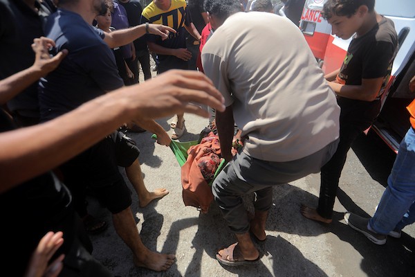 إجلاء عدد من الجرحى من موقع غارة إسرائيلية استهدفت خيمة تأوي نازحين في وسط مدينة غزة، قطاع غزة، في 14 سبتمبر/أيلول 2026. (صورة: بلال أسامة)