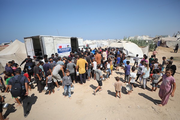 فلسطينيون نازحون يتلقون وجبات غذائية مجانية خلال عملية توزيع غرب مدينة غزة، في 9 أيلول/سبتمبر 2026، وسط ظروف إنسانية صعبة ونقص في الغذاء والاحتياجات الأساسية. تصوير: حسن الجدي.