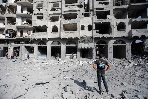 فلسطينيون يتفقدون الأضرار التي لحقت بمجمع الصخرة شرق مدينة غزة، قطاع غزة، في 6 سبتمبر/أيلول 2026، إثر غارة جوية إسرائيلية استهدفت المبنى. (صورة: بلال أسامة)
