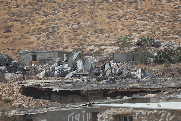 يتفقد فلسطينيون الأضرار الناجمة عن هدم منازل في قرية جنبا بمحافظة مسافر يطا، جنوب الخليل، في 23 سبتمبر/أيلول 2026. (صورة: مأمون وزواز)