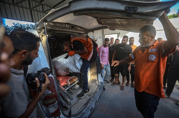 طلبة فلسطينيون يتوجهون إلى مدارسهم مع انطلاق العام الدراسي الجديد في مخيم البريج وسط قطاع غزة، في 19 أيلول/ سبتمبر 2026. (تصوير: معز صالحي)
