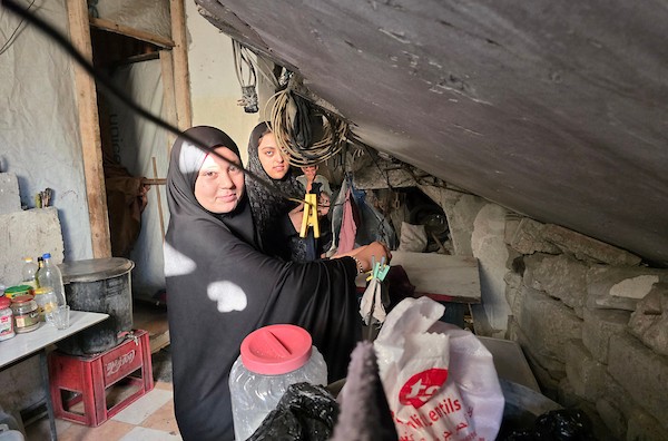 عائلات فلسطينية تعيش بين أنقاض مبانٍ متضررة ومهددة بالانهيار في خان يونس، جنوب قطاع غزة، في 17 سبتمبر/أيلول 2026. (تصوير: طارق محمد)