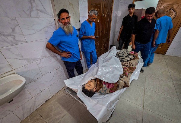 فلسطينيون يودّعون جثمان الطفل محمد سيف الدين الشخريتي، 8سنوات، داخل مجمع ناصر الطبي في خانيونس، في 27 سبتمبر/أيلول 2026. صورة: طارق محمد