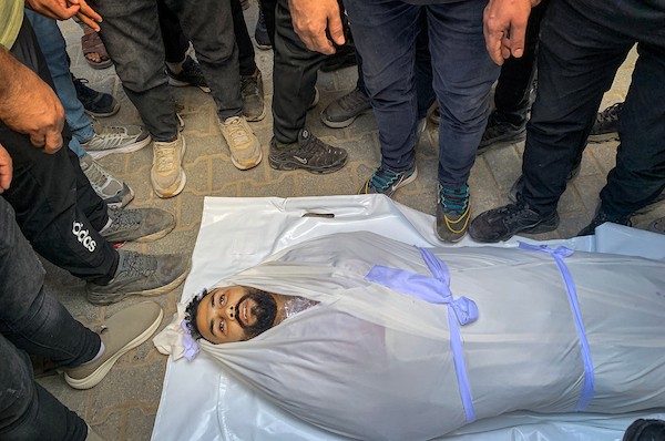 ودّع المشيّعون جثماني فلسطينيين اثنين في مستشفى الشفاء بمدينة غزة في 23 سبتمبر/أيلول 2026، بعد استشهادهما في هجوم إسرائيلي بمنطقة النفق. صورة: محمد صالحة