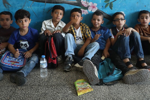 طلبة فلسطينيون يبدأون عامهم الدراسي الجديد في مدرسة تابعة لوكالة