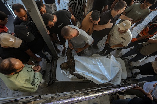 فلسطينيون يتجمعون في موقع غارة جوية إسرائيلية استهدفت مركبة مدنية في حي الشيخ رضوان بمدينة غزة، في 19 أيلول/ سبتمبر 2026. وأدى الاستهداف إلى سقوط شهيد وإصابة خرين. (تصوير: بلال أسامة)