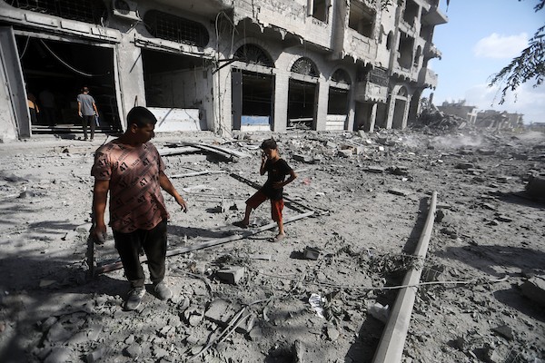 فلسطينيون يتفقدون الأضرار التي لحقت بمجمع الصخرة شرق مدينة غزة، قطاع غزة، في 6 سبتمبر/أيلول 2026، إثر غارة جوية إسرائيلية استهدفت المبنى. (صورة: بلال أسامة)