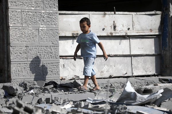 فلسطينيون يتفقدون الأضرار التي لحقت بمجمع الصخرة شرق مدينة غزة، قطاع غزة، في 6 سبتمبر/أيلول 2026، إثر غارة جوية إسرائيلية استهدفت المبنى. (صورة: بلال أسامة)