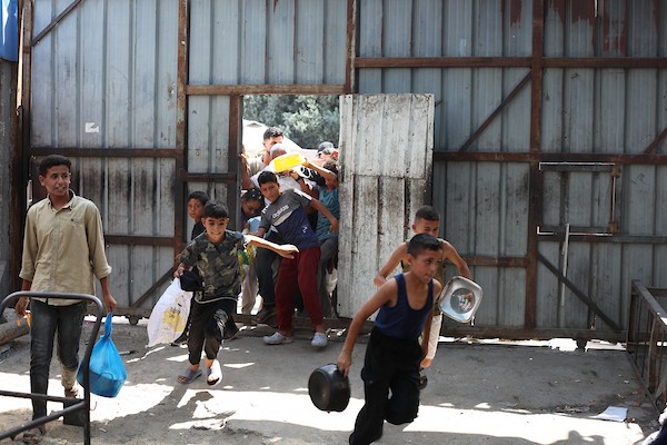 فلسطينيون نازحون، بينهم أطفال، يتجمعون للحصول على وجبات ساخنة في مخيم النصيرات وسط قطاع غزة، في 19 أيلول/ سبتمبر 2026. (تصوير: حسن الجدي)