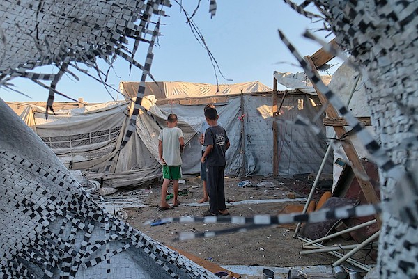 يتفقد فلسطينيون موقع غارة إسرائيلية استهدفت خيمة في منطقة المواسي بمحافظة خان يونس، جنوب قطاع غزة، في 16 سبتمبر/أيلول 2026. (صورة: طارق محمد)