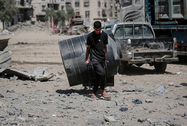 يتفقد فلسطينيون الأضرار التي لحقت بمنزل عائلة كريم في حي التفاح، شرق مدينة غزة، عقب غارة إسرائيلية استهدفته في 22 سبتمبر/أيلول 2026.(صورة: بلال أسامة)