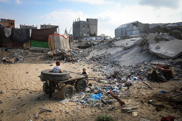 يمارس الفلسطينيون النازحون أنشطتهم اليومية في شمال مدينة غزة في 23 سبتمبر/أيلول 2026، وسط ظروف إنسانية صعبة ناجمة عن استمرار النزوح.(صورة: بلال أسامة)