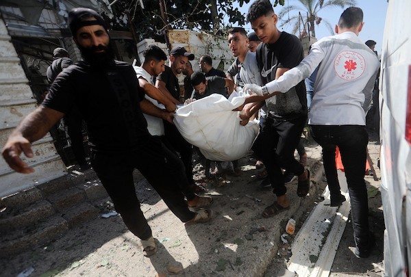 يتفقد فلسطينيون موقع غارات جوية وإطلاق نار إسرائيلي غرب مدينة غزة في الأول من سبتمبر/أيلول 2026. (صورة: بلال أسامة)