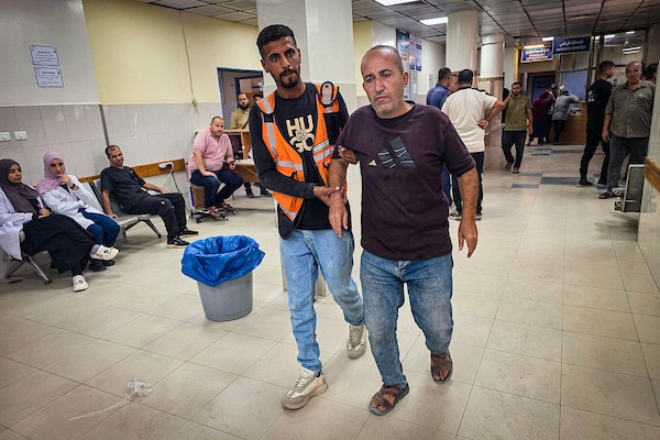 نقل مسعفون فلسطينيون خمسة جرحى، بينهم جريح في حالة حرجة، إلى مجمع ناصر الطبي في خان يونس، جنوب قطاع غزة، في 24 سبتمبر/أيلول 2026، بعد إصابتهم في غارة جوية إسرائيلية. (صورة: طارق محمد )