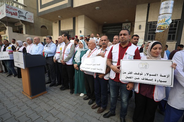 مشاركون من القطاع الصحي في شبكة المنظمات الأهلية الفلسطينية خلال مؤتمر صحفي أمام مجمع العودة الصحي والمجتمعي في مخيم النصيرات وسط قطاع غزة، في 20 سبتمبر/أيلول 2026 (صورة: حسن الجدي)