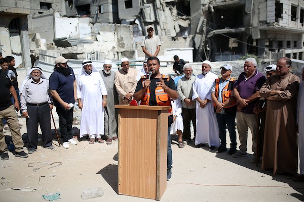 فلسطينيون يشاركون في احتجاج نظمته عائلات وعشائر فلسطينية عند موقع مبنى منهار في مدينة غزة، في 17 سبتمبر/أيلول 2026، تحت شعار «صرخة قبلية في وجه مجلس السلام». (تصوير: محمد صالحة)