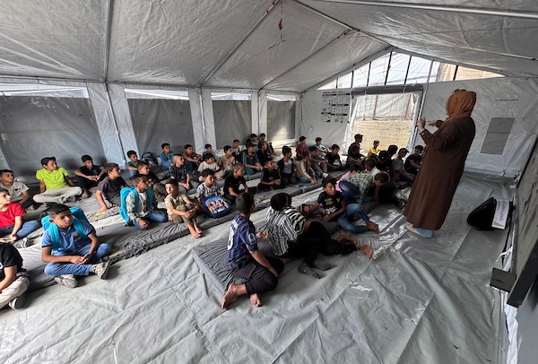 طلبة فلسطينيون يبدأون عامهم الدراسي الجديد داخل خيام تعليمية غرب مدينة غزة، في 19 أيلول/ سبتمبر 2026. (تصوير: ميكائيل بهار)
