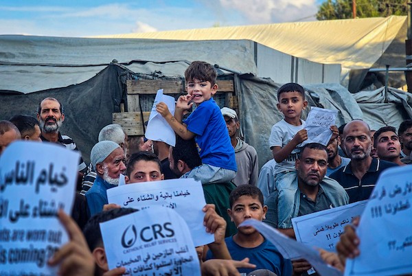 فلسطينيون يشاركون في مظاهرة على ساحل مواصي خان يونس، جنوب قطاع غزة، في 29 سبتمبر/أيلول 2026. (صورة: طارق محمد)