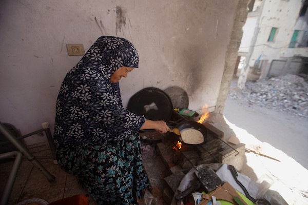 فلسطينيون يقيمون داخل أبراج الكرامة المتضررة وفي خيام مجاورة لها شمال قطاع غزة، في 17 سبتمبر/أيلول 2026، وسط مخاوف من انهيار المباني وصعوبة تأمين مساكن بديلة للعائلات والنازحين. (تصوير: بلال أسامة)