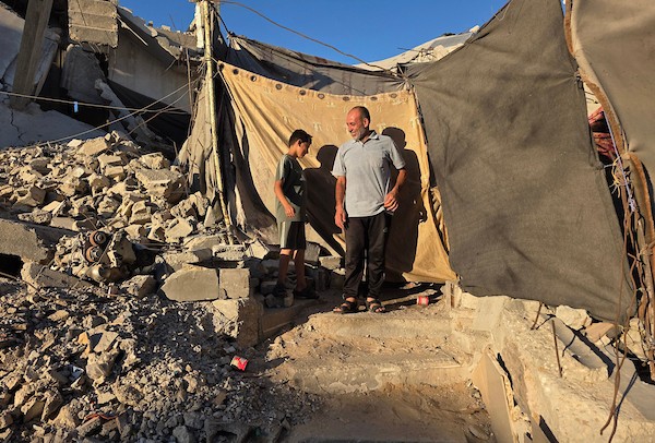 عائلات فلسطينية تعيش بين أنقاض مبانٍ متضررة ومهددة بالانهيار في خان يونس، جنوب قطاع غزة، في 17 سبتمبر/أيلول 2026. (تصوير: طارق محمد)