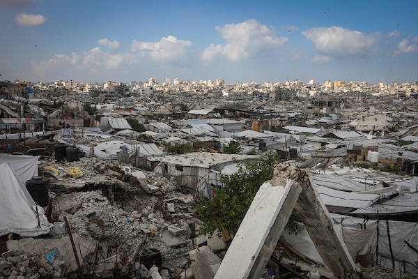 يمارس الفلسطينيون النازحون أنشطتهم اليومية في شمال مدينة غزة في 23 سبتمبر/أيلول 2026، وسط ظروف إنسانية صعبة ناجمة عن استمرار النزوح.(صورة: بلال أسامة)
