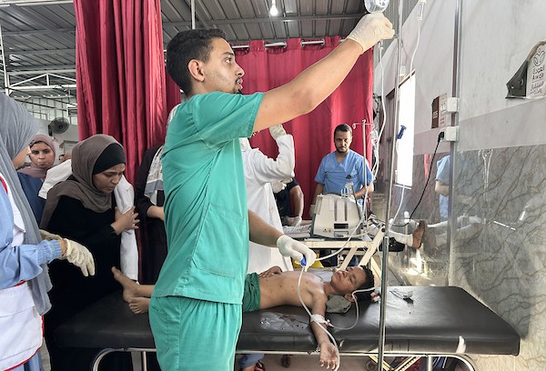 يُعالج المسعفون عدداً من الفلسطينيين الجرحى، معظمهم من الأطفال، في مستشفى العودة بمخيم النصيرات للاجئين، وسط قطاع غزة، في 16 سبتمبر/أيلول 2026.صورة: حسن الجدي