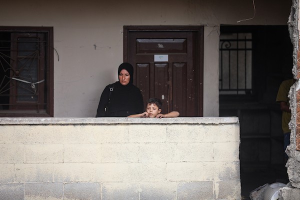 طواقم الدفاع المدني تنتشل رفات فلسطينيين من تحت أنقاض منزل عائلة عطا الله في منطقة اليرموك بمدينة غزة، في 26 سبتمبر/أيلول 2026. تصوير: بلال أسامة.