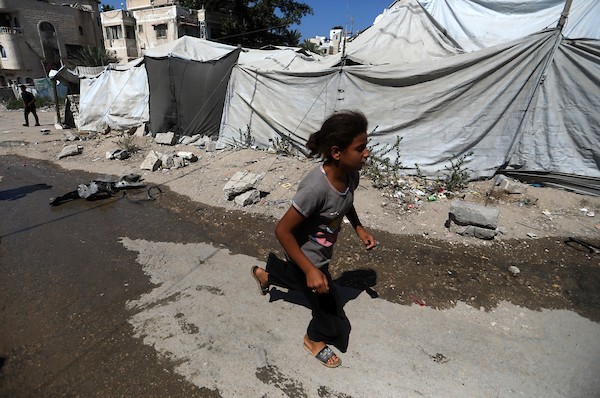 يتفقد فلسطينيون موقع غارات جوية وإطلاق نار إسرائيلي غرب مدينة غزة في الأول من سبتمبر/أيلول 2026. (صورة: بلال أسامة)
