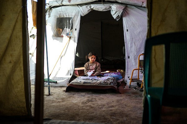 الطفلة ليان زكريا عسلية (7 أعوام) داخل خيمة على سطح مدرسة تؤوي نازحين في مدينة غزة، في 28 سبتمبر/أيلول 2026. (صورة: بلال أسامة)