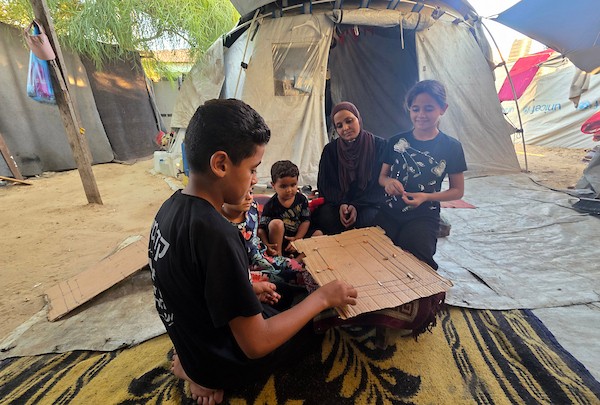 أطفال فلسطينيون يستعرضون مواهبهم في الشعر والغناء والرسم، ويواصلون حياتهم اليومية داخل خيمة للنازحين في خان يونس، جنوب قطاع غزة، في 6 سبتمبر/أيلول 2026. (صورة: طارق محمد)