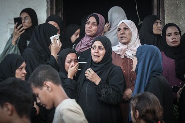 فلسطينيون يشاركون في جنازة عشرة من أفراد عائلة الثوابتة في مخيم البريج للاجئين وسط قطاع غزة، في 29 سبتمبر/أيلول 2026، بعد انتشال جثامينهم.(صورة: معز صالحي)