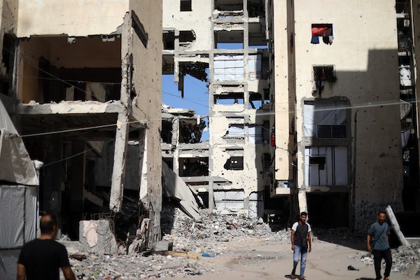 فلسطينيون يقيمون داخل أبراج الكرامة المتضررة وفي خيام مجاورة لها شمال قطاع غزة، في 17 سبتمبر/أيلول 2026، وسط مخاوف من انهيار المباني وصعوبة تأمين مساكن بديلة للعائلات والنازحين. (تصوير: بلال أسامة)
