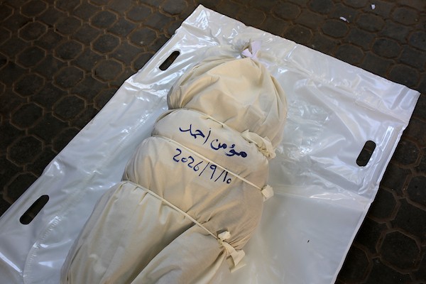 مشيّعون يودعون جثامين مؤمن عبد الرحمن أحمد وزوجته حنين وطفلتيهما لانا وبانا في مستشفى الشفاء بمدينة غزة، بعد مقتلهم في غارة إسرائيلية استهدفت منزلهم في بيت لاهيا، 10 سبتمبر/أيلول 2026. تصوير: محمد صالحة.