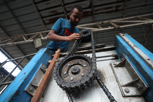 عامل فلسطيني يصلح إحدى معاصر الزيتون في دير البلح، وسط قطاع غزة، في 27 سبتمبر/أيلول 2026، قبيل موسم القطاف. صورة: حسن الجدي