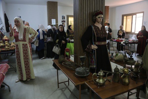 عرضت نساء فلسطينيات تطريزات تقليدية بألوان ورموز وطنية خلال معرض أقيم في مخيم بلاطة للاجئين، في 29 سبتمبر/أيلول 2026. تصوير: محمد ناصر