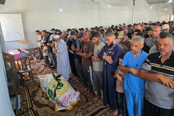 جنازة نائل أبو عبيد، قائد لواء رفح التابع لكتائب عز الدين القسام، في مجمع ناصر الطبي بخان يونس، جنوب قطاع غزة، في 16 سبتمبر/أيلول 2026.(صورة: طارق محمد)