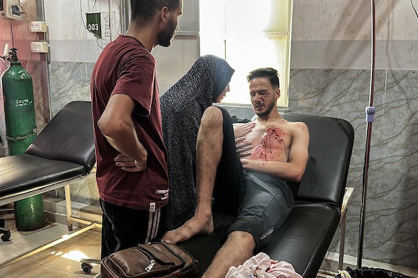 يُعالج المسعفون عدداً من الفلسطينيين الجرحى، معظمهم من الأطفال، في مستشفى العودة بمخيم النصيرات للاجئين، وسط قطاع غزة، في 16 سبتمبر/أيلول 2026.صورة: حسن الجدي