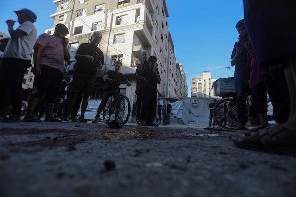 تجمّع فلسطينيون في موقع غارة جوية إسرائيلية استهدفت مجموعة من الأشخاص في شارع الثورة بمدينة غزة، في 3 سبتمبر/أيلول 2026. (صورة: بلال أسامة)