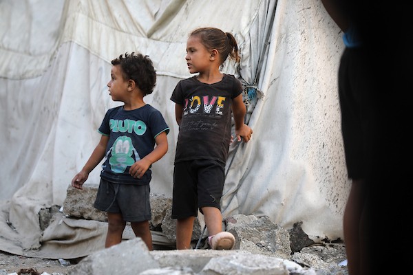 يتفقد فلسطينيون الأضرار في موقع غارة إسرائيلية استهدفت منزلاً غرب مدينة غزة، في سبتمبر/أيلول 2026. صورة: بلال أسامة