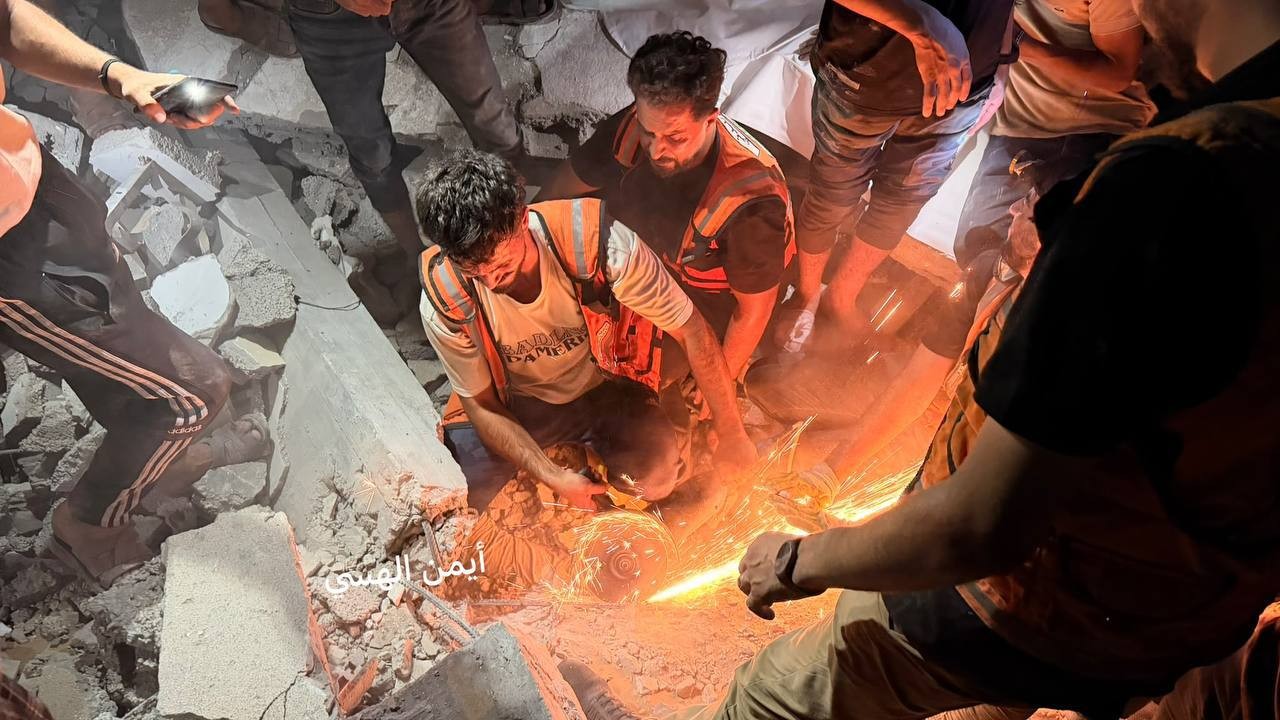 طواقم الدفاع المدني والإسعاف تواصل جهودها لمحاولة إنقاذ العالقين من تحت أنقاض عمارة السعادة المنهارة بمنطقة الصناعة، وسط وجود عدد كبير من المفقودين..jpg