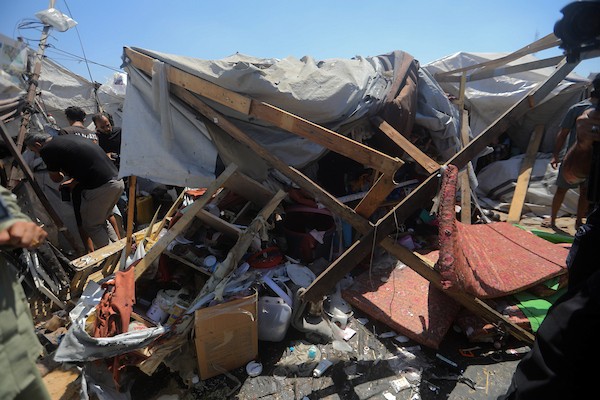 إجلاء عدد من الجرحى من موقع غارة إسرائيلية استهدفت خيمة تأوي نازحين في وسط مدينة غزة، قطاع غزة، في 14 سبتمبر/أيلول 2026. (صورة: بلال أسامة)