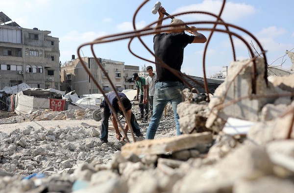 عمال فلسطينيون يزيلون أنقاض منزل دُمر في غارة إسرائيلية خلال الحرب في حي الرمال بمدينة غزة، في 14 سبتمبر/أيلول 2026. تصوير: بلال أسامة.