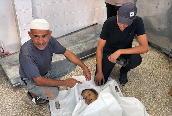 ودّع المشيّعون جثمان الطفلة الفلسطينية إسراء الهسي، التي استُشهدت بنيران الجيش الإسرائيلي شرق دير البلح في وسط قطاع غزة في الأول من سبتمبر/أيلول 2026. (صورة: أحمد إبراهيم)
