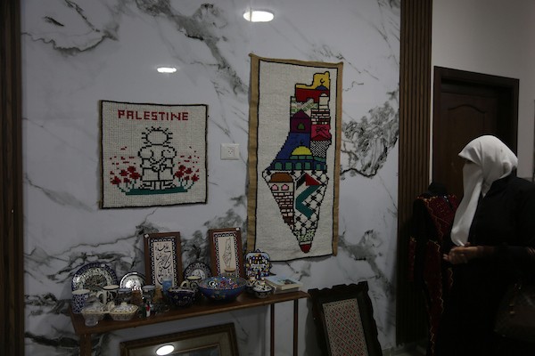 عرضت نساء فلسطينيات تطريزات تقليدية بألوان ورموز وطنية خلال معرض أقيم في مخيم بلاطة للاجئين، في 29 سبتمبر/أيلول 2026. تصوير: محمد ناصر