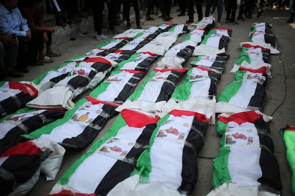 فلسطينيون يشيّعون في حي الزيتون بمدينة غزة، 6 سبتمبر/أيلول 2026، رفات وجثامين نحو 100 من ذويهم، بينهم عشرات الأطفال، بعدما انتشلتها طواقم الدفاع المدني خلال الأيام الماضية