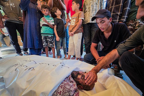 ودّع الفلسطينيون جثمان موسى أبو معروف، الذي قُتل في غارة جوية إسرائيلية بطائرة مسيرة في خان يونس، جنوب قطاع غزة، في 21 سبتمبر/أيلول 2026. (صورة: طارق محمد)