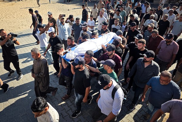 فلسطينيون يودّعون جثمان الطفل محمد سيف الدين الشخريتي، 8سنوات، داخل مجمع ناصر الطبي في خانيونس، في 27 سبتمبر/أيلول 2026. صورة: طارق محمد