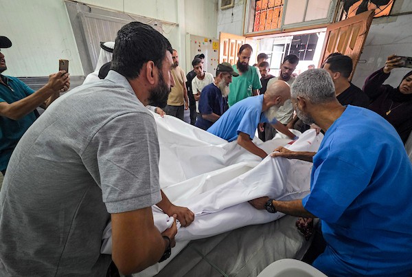 في 23 سبتمبر/أيلول 2026، نقل مسعفون جثثًا وجرحى فلسطينيين إلى مجمع ناصر الطبي في خان يونس، جنوب قطاع غزة، عقب غارة جوية إسرائيلية استهدفت مركبة مدنية في مواصي خان يونس. (صورة: طارق محمد)