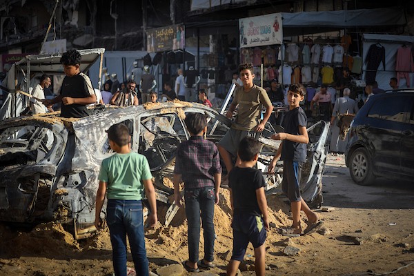 فلسطينيون يتجمعون في موقع غارة جوية إسرائيلية استهدفت مركبة مدنية في حي الشيخ رضوان بمدينة غزة، في 19 أيلول/ سبتمبر 2026. وأدى الاستهداف إلى سقوط شهيد وإصابة خرين. (تصوير: بلال أسامة)