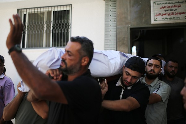 ودّع المشيّعون جثمان الطفل عبد الله حمودة، الذي استُشهد في غارات جوية إسرائيلية على منطقة الكتيبة غرب مدينة غزة في الأول من سبتمبر/أيلول 2026.(صورة: محمد صالحة )